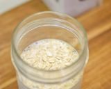 Foto langkah ke 1 dari resep Strawberry Sorbet Chia Overnight Oats.