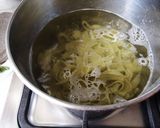 Foto del passaggio 4 della ricetta Tagliatelle alla polvere di moringa con verdure di stagione