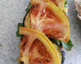 Foto del paso 9 de la receta: Bocadillo de berenjena y tomate con miel y vinagreta de mostaza
