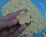 Foto langkah ke 4 dari resep Flower Cup Cookies (Eggless).