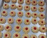 Foto langkah ke 4 dari resep Semprit Selai Strawberry.