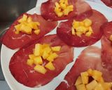 Foto del passaggio 1 della ricetta Bocconcini di bresaola ripieni di pesche