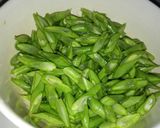 Foto langkah ke 2 dari resep Tumis Buncis Kerang Simpel.
