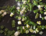 Foto del paso 3 de la receta: Bondiola a la mostaza y verdeo con chips de batata