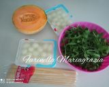 Foto del passaggio 1 della ricetta Spiedini di Cantalupo e mozzarella con rucola Cantalupo e crudo