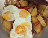 Foto langkah ke 5 dari resep Telur Ceplok Kuah Kecap Bombay.