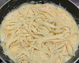 Foto langkah ke 3 dari resep Creamy Garlic Chilli Prawn Pasta.