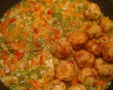 Foto del paso 5 de la receta: Albóndigas de pollo y jamón serrano a la jardinera