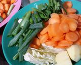 Foto langkah ke 1 dari resep Sayur Sop Ayam Sederhana.