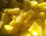 Foto del passaggio 1 della ricetta Spaghetti con patate, zafferano e finocchietto selvatico