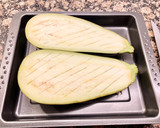 Foto del paso 2 de la receta: Berenjenas rellenas con queso gratinado
