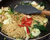 Foto langkah ke 3 dari resep Mie Goreng Ayam Suwir Sat-set.