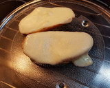 Foto del paso 2 de la receta: Montaditos de queso fundido y aguacate