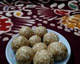 A picture of step 5 of Sesame / Til Ladoo.