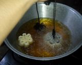 Foto langkah ke 6 dari resep Kembang goyang (saroja) Gurih ala jampangkulon.