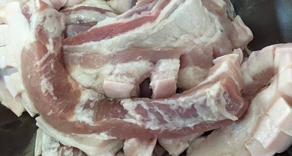 1 “หมูสามชั้นทอดน้ำปลา”