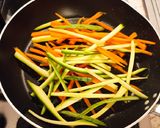 Foto del passaggio 2 della ricetta Spaghetti di verdure con pesto di rucola e crostini