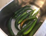Une image de l'étape 1 de Piments verts au citron et vinaigre.
