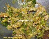 Foto langkah ke 2 dari resep Ikan Asin Cabe Hijau.
