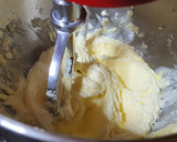 Foto del paso 2 de la receta: Bundt cake de limón con chispas de chocolate