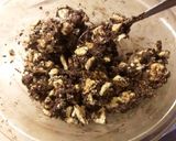 Foto del passaggio 6 della ricetta Salame al cioccolato con le nocciole