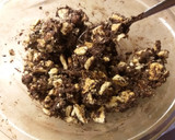 Foto del passaggio 6 della ricetta Salame al cioccolato con le nocciole