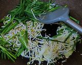 Foto langkah ke 5 dari resep Kwetiau goreng.