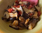 Foto del passaggio 3 della ricetta Cardoncelli trifolati con pomodorino 🍄🍅🌿