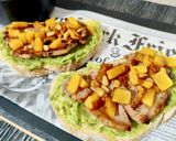 Foto del paso 6 de la receta: Tosta de lomo con aguacate y calabaza trufada con piñones