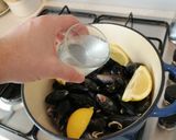 A picture of step 2 of Steamed lemon mussels.