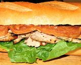 Foto del paso 5 de la receta: SANDWICH DE MUSLO DE POLLO A LA PLANCHA, CON TOCINO AHUMADO, EN PAN ITALIANO