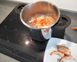 Foto del paso 2 de la receta: Falso arroz de coliflor con rape, gambas y alcachofas