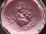 Helado de yogur con cerezas y arándanos