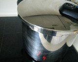 Foto del paso 5 de la receta: Caldo de pollo (con olla exprés)