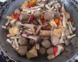 Foto langkah ke 5 dari resep Oseng Jamur shimeji Bakso Pedes.