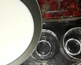 Foto langkah ke 3 dari resep Vanilla Panna Cotta with Strawberry Compote.