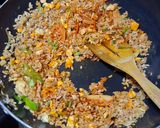 Foto langkah ke 5 dari resep Nasi Goreng Kimchi.