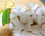 A picture of step 1 of Braised Pork Ribs with Daikon.