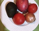 Foto del paso 1 de la receta Ensalada de mango, aguacate, cebolla y tomate en crujiente de queso