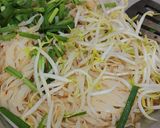 Gambar langkah 4 resipi Phad Thai Goong.