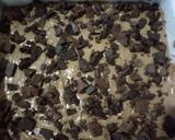 Foto langkah ke 7 dari resep Chocolate Marble Cheesecake.
