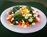 Foto del paso 5 de la receta: Ensalada de hojas tiernas de haba con queso Feta y huevos