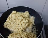 Foto langkah ke 1 dari resep Mie goreng sosis sayur.