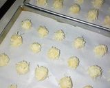 Foto langkah ke 3 dari resep Thumbprint Strawberry Cookies 🍓.