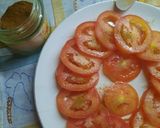 Foto del paso 2 de la receta: Tomate con curry, oliva y vinagre de vino torrontes