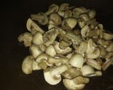 Foto del paso 3 de la receta: Pechuga al verdeo con papas y champignones