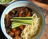 A picture of step 8 of Jjajangmyeon 짜장면 (Black Bean Noodles).