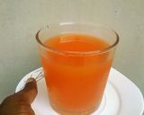 A picture of step 3 of Carrot Detox Juice.