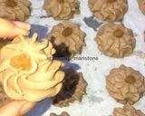 Foto langkah ke 5 dari resep Kue semprit coklat.