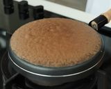 Foto langkah ke 6 dari resep Dadar Gulung Cokelat Isi Vla Devina Hermawan.
